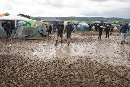Viele Camper setzen bei Rock am Ring auf Gummistiefel, um trockene Füße zu behalten. 