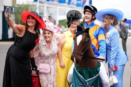 Selfie vor dem Ladies Day beim Derby-Festival in Epsom