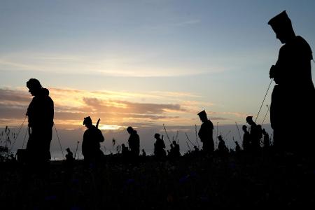 Soldaten-Aufsteller am britischen Normandie-Denkmal erinnern an D-Day-Gefallene