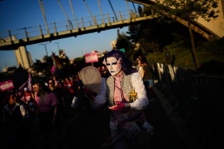 Menschen nehmen an der jährlichen Pride-Parade in Jerusalem teil.