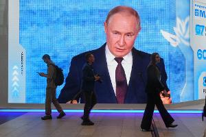 Bei der Plenarsitzung am Nachmittag hält Putin traditionell eine Rede zur Weltpolitik und der wirtschaftlichen Lage Russlands und beantwortet Fragen.