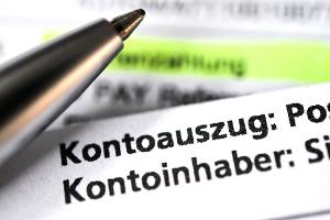 Besonders viel Gebühr müssen laut Verivox-Umfrage Sparkassen-Kunden zahlen. (Symbolbild)