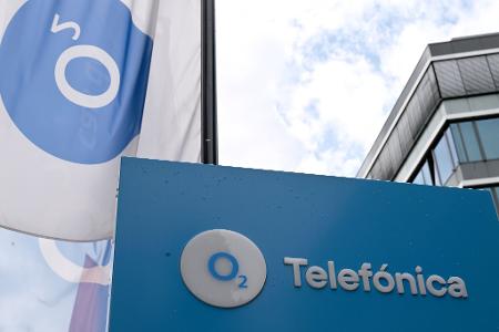 Das O2-Logo samt Fahnen ist vor dem Düsseldorfer Standort der Firma zu sehen - früher war in dem Gebäude die E-Plus-Zentrale, 2014 schluckte O2 den Wettbewerber.