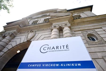 Auf dem Campus Virchow Klinikum der Berliner Charité befindet sich eine Sonderisolierstation zur Behandlung von Patienten mit gefährlichen Infektionskrankheiten. (Archivbild) 