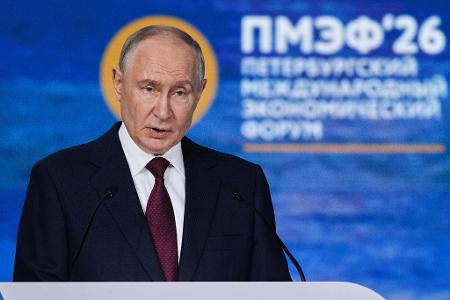 Kremlchef Wladimir Putin lehnte beim Wirtschaftsforum das Angebot des ukrainischen Präsidenten Wolodymyr Selenskyj zu einem Treffen für direkte Friedensgespräche ab.