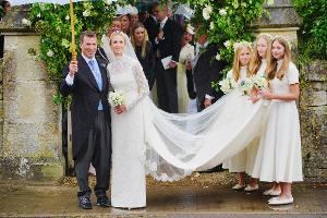 Phillips und Sperling heirateten in einem malerischen englischen Dorf. 