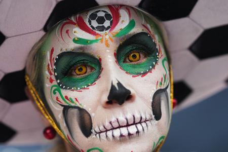 Tänzerin vor Beginn der Fußball-Weltmeisterschaft in Mexiko