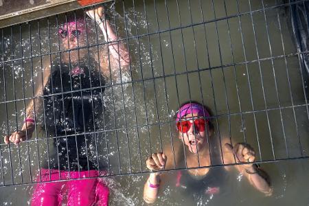 Unter Gittern - Teilnehmerinnen beim Muddy Angel Run