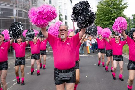 Im Cheerleader-Outfit beim CSD in Düsseldorf