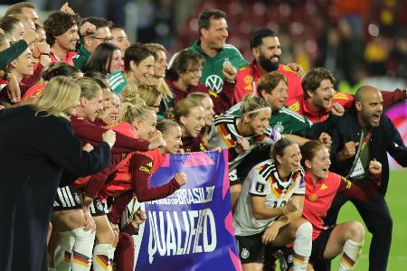 Die deutsche Mannschaft jubelt nach dem Sieg in der WM-Qualifikation gegen Norwegen.