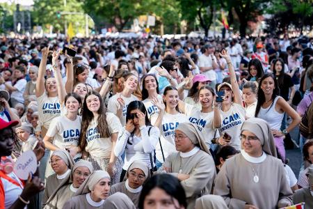 An einer Jugend-Vigilie mit dem Papst in Madrid nahmen Schätzungen zufolge bis zu 600.000 junge Menschen teil.