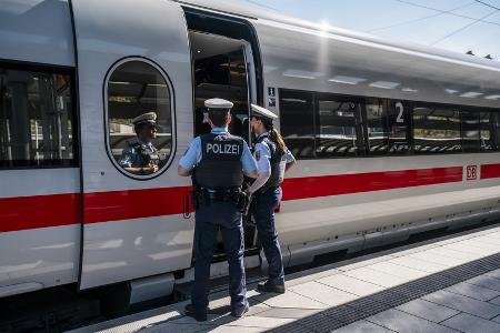 Eine Streife der Bundespolizei an einem ICE im Hamburger Hauptbahnhof-
Quelle Symbolfoto: Bundespolizei-