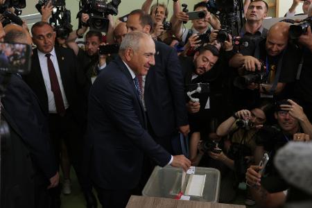 Regierungschef Paschinjan strebt eine weitere Amtszeit nach der Parlamentswahl an. 