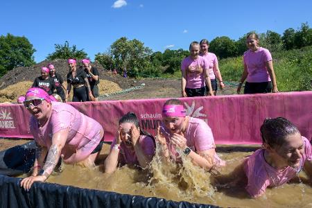 Bad im Schlammbecken - Teilnehmerinnen beim Muddy Angel Run
