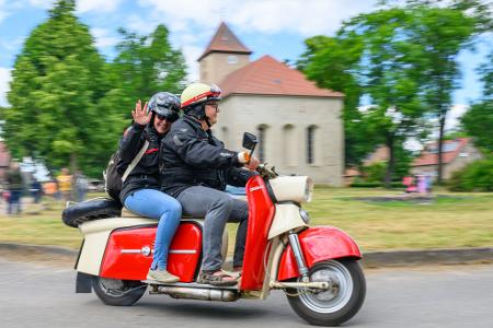 DDR-Nostalgie, die gute Laune macht: Ein Paar ist auf einem 