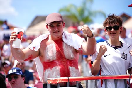 Ein englischer Fan feiert auf der Tribüne.