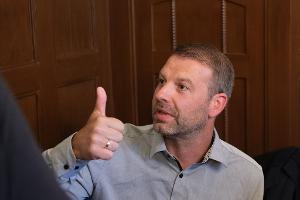 CDU-Kandidat gewinnt OB-Wahl in Aue gegen Rechtsextremen.