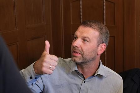 CDU-Kandidat gewinnt OB-Wahl in Aue gegen Rechtsextremen.