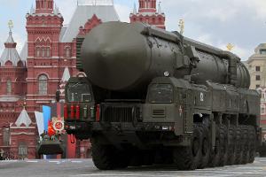 Russland zeigt in Sachen Atomwaffen die Muskeln: Hier rollt eine strategische Atomrakete vom Typ Topol-M bei einer Militärparade durch Moskau. (Archivbild)