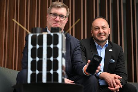O2-Manager Jörg Kablitz und OQ-Chef Omar Qaise hoffen auf gute Verbindungen mit dem Weltall.