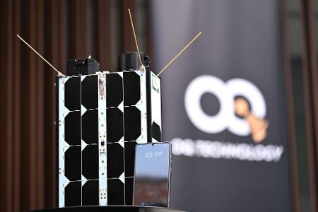 Das Modell eines Satelliten, der in echt gleich groß ist - also ziemlich klein, grob gesagt so groß wie ein Schuhkarton. 
