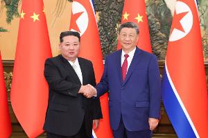 Der nordkoreanische Machthaber Kim Jong Un (l) trifft den chinesischen Präsidenten Xi Jinping in der Großen Halle des Volkes. (Archivfoto)