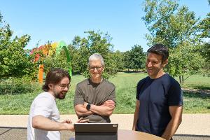 Anton Baranov (l) zeigte seine App sowohl Apple-Chef Tim Cook (M) als auch dessen designiertem Nachfolger John Ternus.