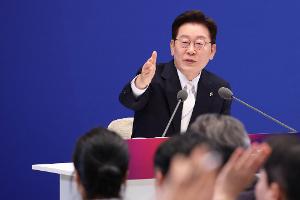 Bei seiner Pressekonferenz zum 1. Jahrestag seiner Amtseinführung äußerte sich Südkoreas Präsident Lee Jae Myung zum Skandal rund um die kürzlich abgehaltenen Regionalwahlen im Land.