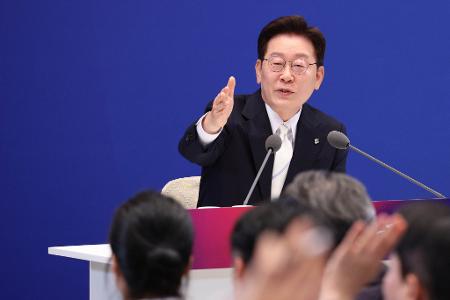 Bei seiner Pressekonferenz zum 1. Jahrestag seiner Amtseinführung äußerte sich Südkoreas Präsident Lee Jae Myung zum Skandal rund um die kürzlich abgehaltenen Regionalwahlen im Land.