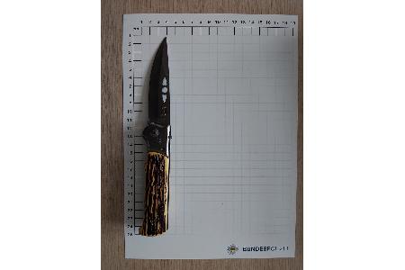 Bundespoilizei stellt verbotene Springmesser fest