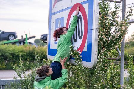Weg mit der blauen unverbindlichen Zahl 130, die für die Richtgeschwindigkeit steht, und rauf mit dem 100-Stundenkilometer-Tempolimit.