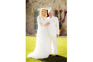 Hell gekleidet feierten die Porsches ihre Hochzeit auf Mallorca. 