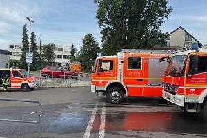 Einsatzfahrzeuge von Berufs- und Freiwilliger Feuerwehr bei einem Brand in der Pützchens Ch.
