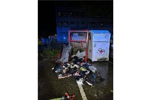 Ein Altkleidercontainer wurde in Brand gesetzt.