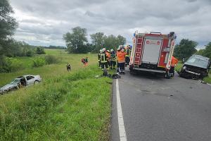 Eines der beteiligten Fahrzeuge kam am Fuß des Deiches zum stehen, der Fahrer wurde in dem Fahrzeugwrack eingeklemmt.