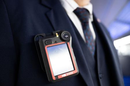 Die Bodycams der Bahn-Beschäftigten zeichnen nur Bildmaterial auf. Die Bahn hofft, dass die gesetzlichen Voraussetzungen auch für eine Tonaufzeichnung geschaffen werden. 