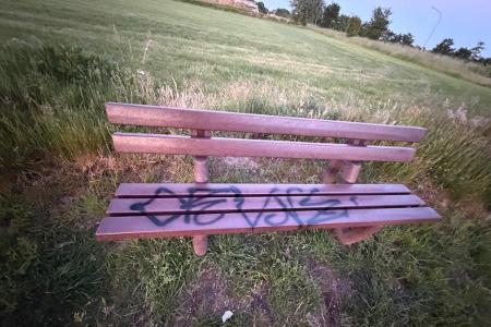 Bank mit Graffiti