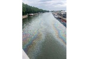 Gewässerverunreinigung auf dem Mittellandkanal: Wer kann Hinweise geben? Foto: PP Duisburg
