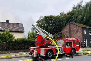 Eine Drehleiter unterstützte die Löschmaßnahmen.
