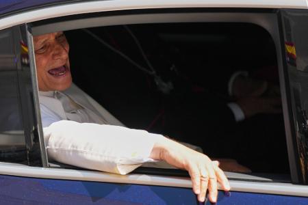 Papst Leo XIV. verlässt auf dem Rücksitz eines Autos das spanische Parlament.