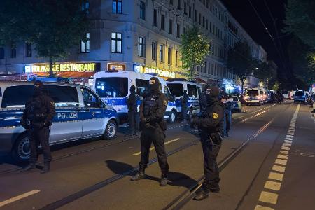 Polizisten riegeln die Eisenbahnstraße in Leipzig ab.
