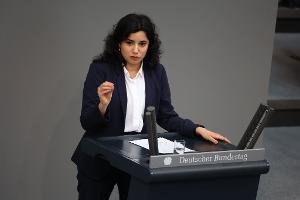 Grünen-Fraktionsvize Misbah Khan wirft Forschungsministerin Dorothee Bär eine Absage der geplanten Bafög-Erhöhungen vor. (Archivbild)