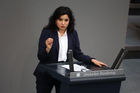 Grünen-Fraktionsvize Misbah Khan wirft Forschungsministerin Dorothee Bär eine Absage der geplanten Bafög-Erhöhungen vor. (Archivbild)