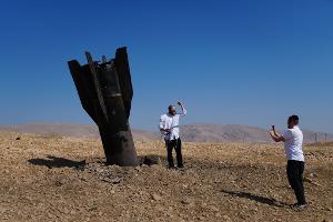 Menschen neben dem Wrack einer iranischen Rakete, die im Westjordanland eingeschlagen ist. 