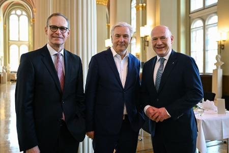 Der frühere Regierende Bürgermeister Klaus Wowereit zwischen seinen Nachfolgern Michael Müller (links, SPD) und Kai Wegner (rechts, CDU) im Jahr 2025. (Archivbild)