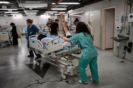 Patienten in Israel werden nach einem iranischen Raketenangriff in eine geschützte unterirdische Einrichtung gebracht. 