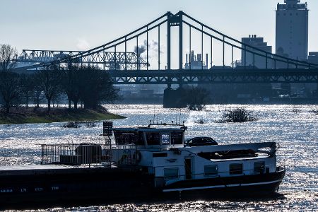 Schiff und Rheinbrücke bei Krefeld