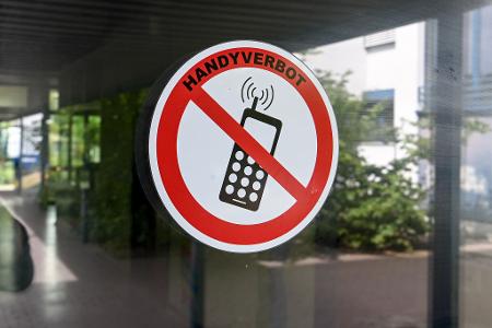 Der Philologenverband fordert bundesweit verbindliche Regeln für private Smartphones während der Schulzeit. (Symbolbild)