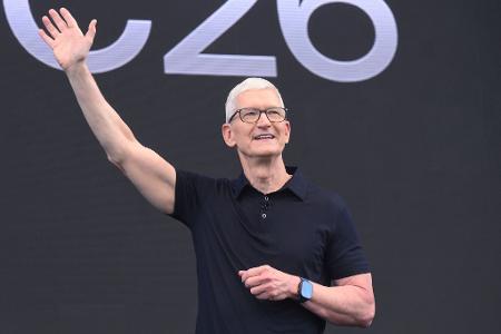 Für Tim Cook ist es die letzte WWDC als Konzernchef. Er übergibt die Führung zum September an John Ternus, der bisher für Geräte zuständig war.