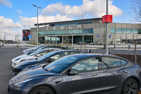 Nach einem Brandanschlag auf einen Hochspannungsmast steht im März 2024 die Produktion in der Tesla-Autofabrik in Grünheide zeitweise still.